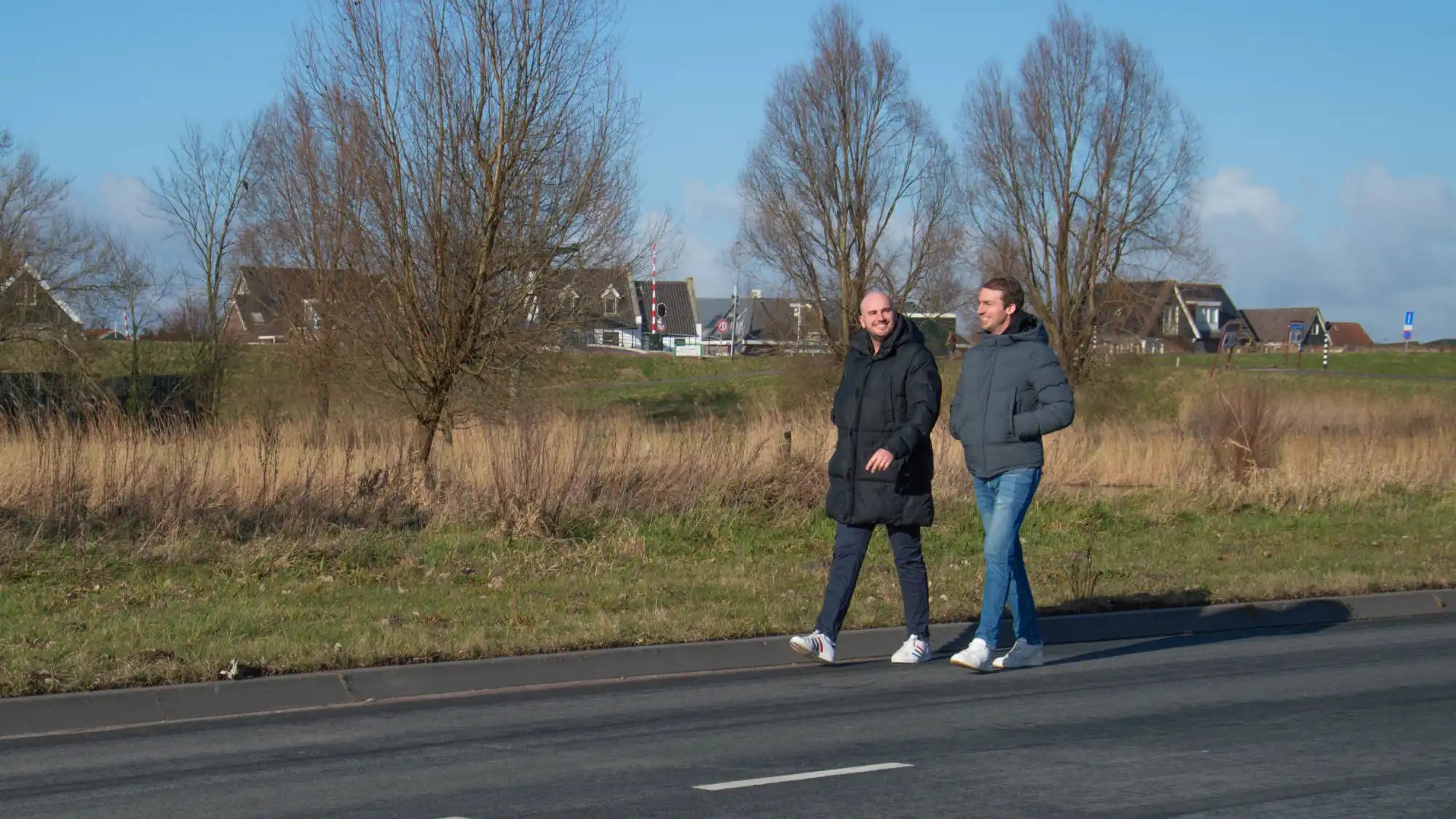 Twee mannen die lopen.